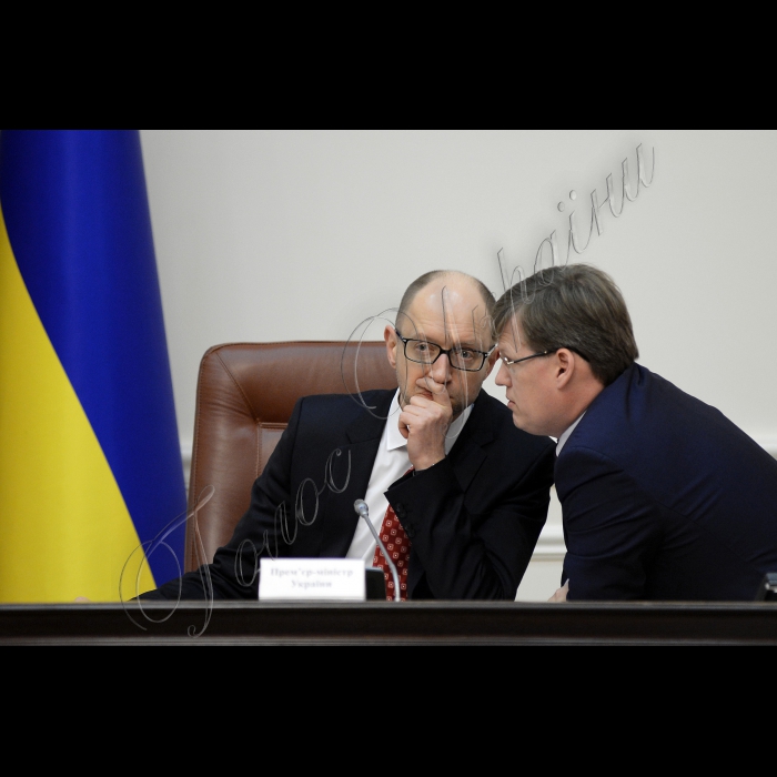 4 лютого 2015
Під головуванням Прем’єр-міністра України Арсенія Яценюка відбулось засідання уряду.
Прем’єр-міністр України Арсеній Яценюк, міністр соціальної політики України Павло Розенко.